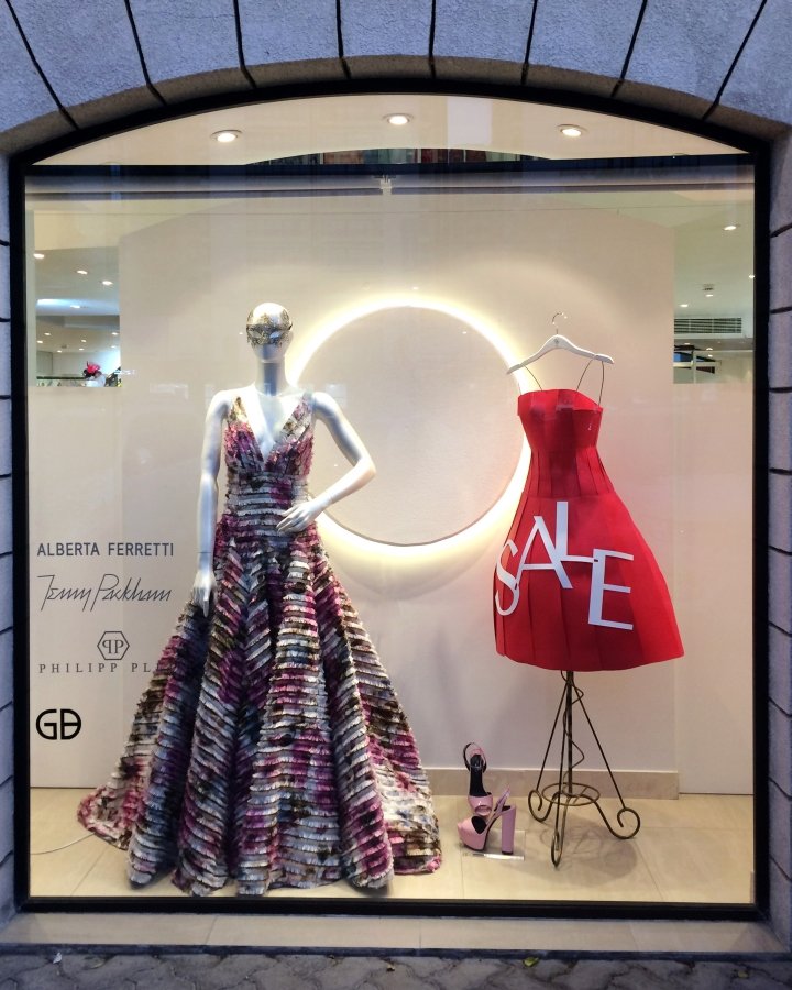 情人节红色促销礼服橱窗，由 Gerald Sayaan 设计，阿布扎比 – 阿拉伯联合酋长国