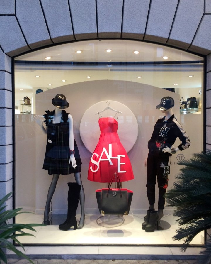 情人节红色促销礼服橱窗，由 Gerald Sayaan 设计，阿布扎比 – 阿拉伯联合酋长国