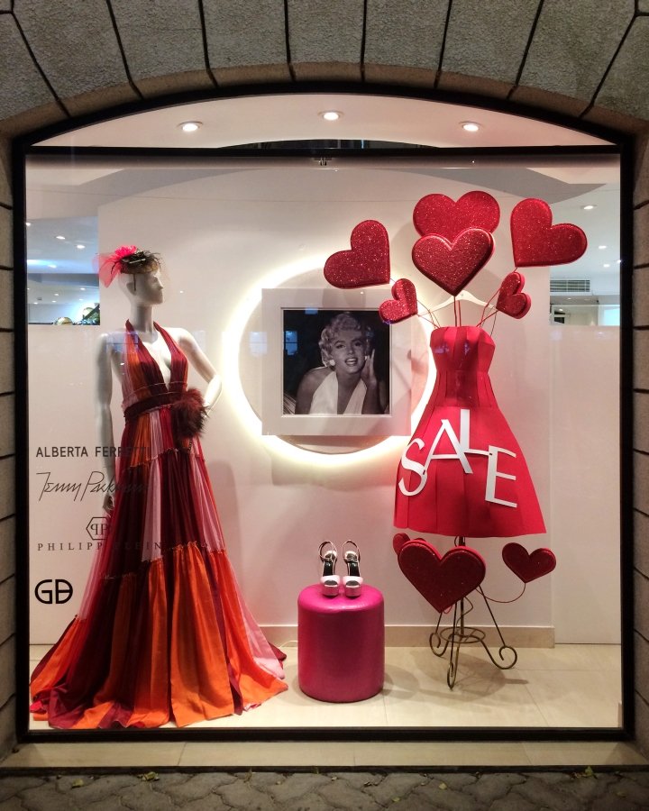 情人节红色促销礼服橱窗，由 Gerald Sayaan 设计，阿布扎比 – 阿拉伯联合酋长国