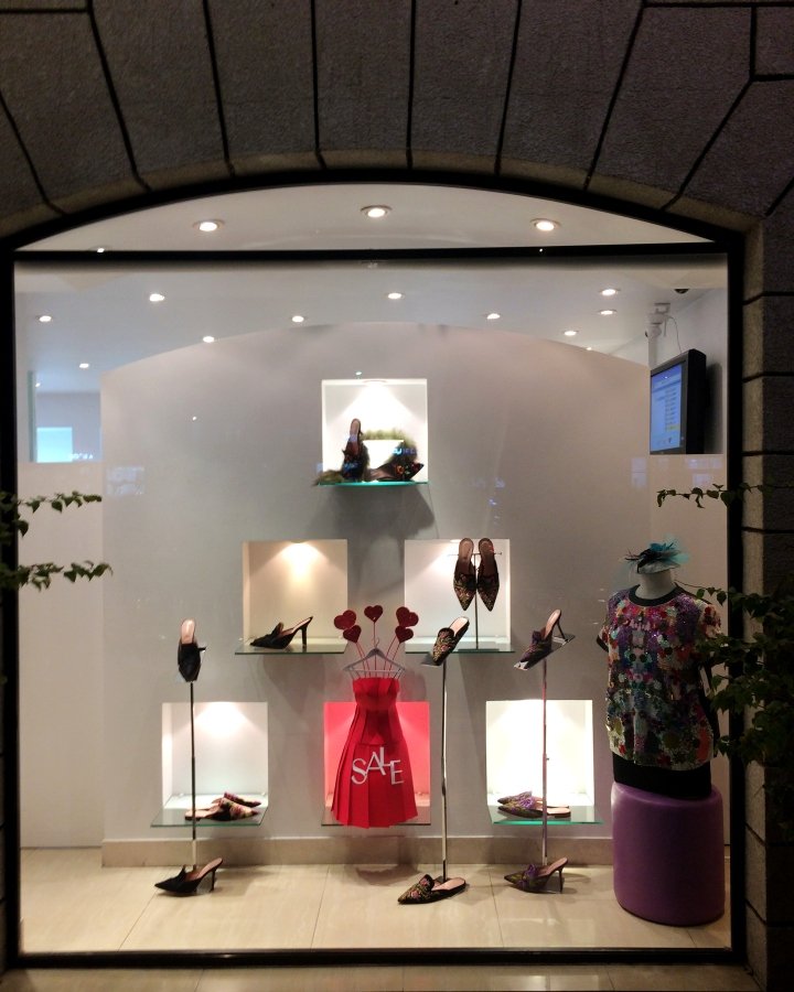 情人节红色促销礼服橱窗，由 Gerald Sayaan 设计，阿布扎比 – 阿拉伯联合酋长国