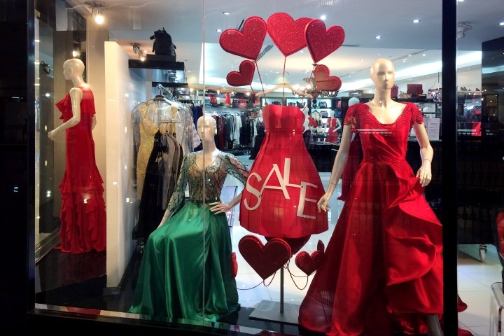 情人节红色促销礼服橱窗，由 Gerald Sayaan 设计，阿布扎比 – 阿拉伯联合酋长国