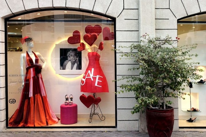 情人节红色促销礼服橱窗，由 Gerald Sayaan 设计，阿布扎比 – 阿拉伯联合酋长国