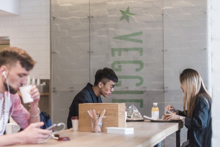 Veggie Pret 咖啡馆，由 Your Studio 设计，英国伦敦