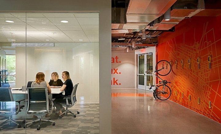 ViaSat 办公室由 Runa Workshop 设计，德克萨斯州奥斯汀