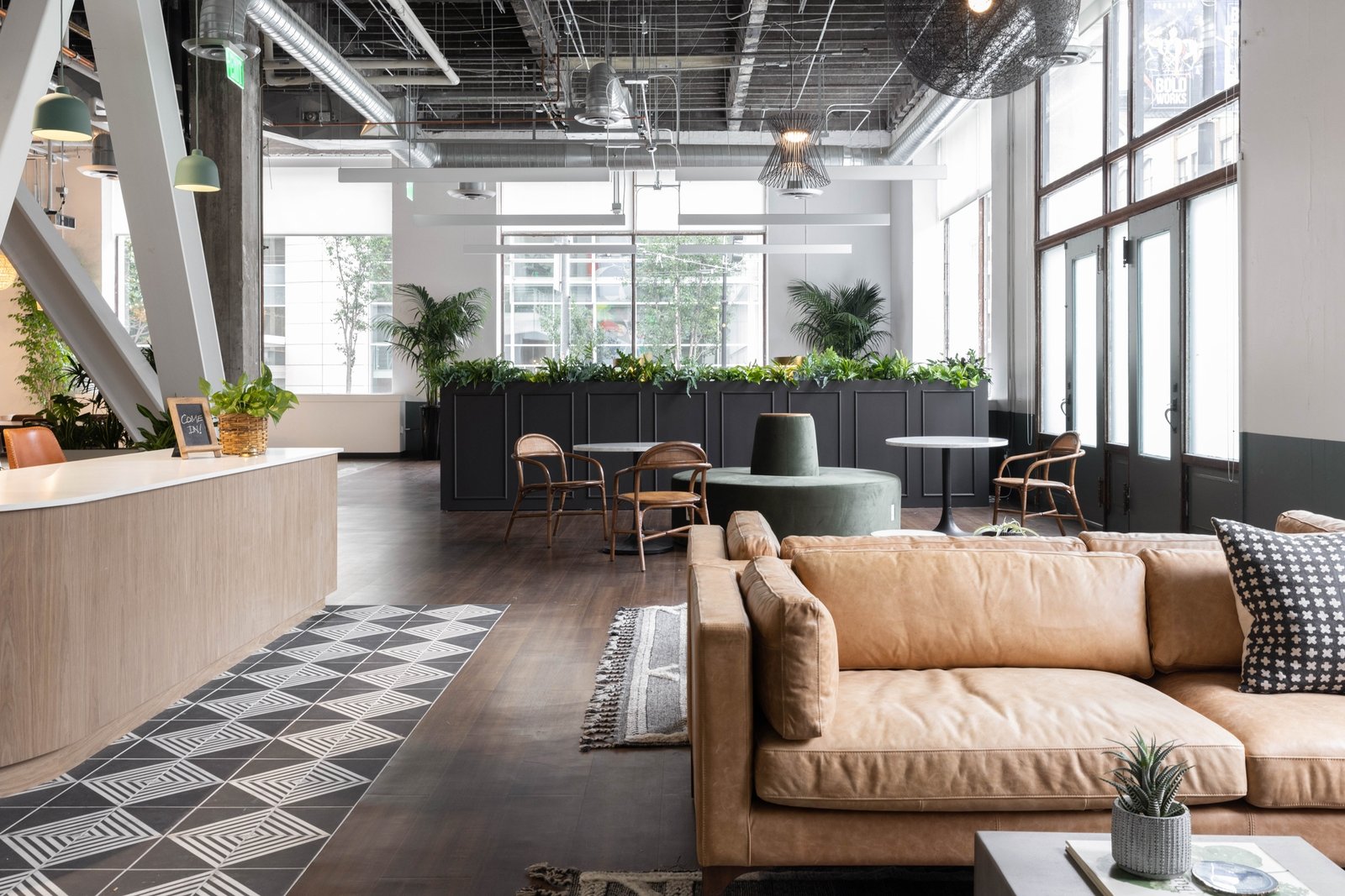 IDF Studio 的视频通信公司办公室