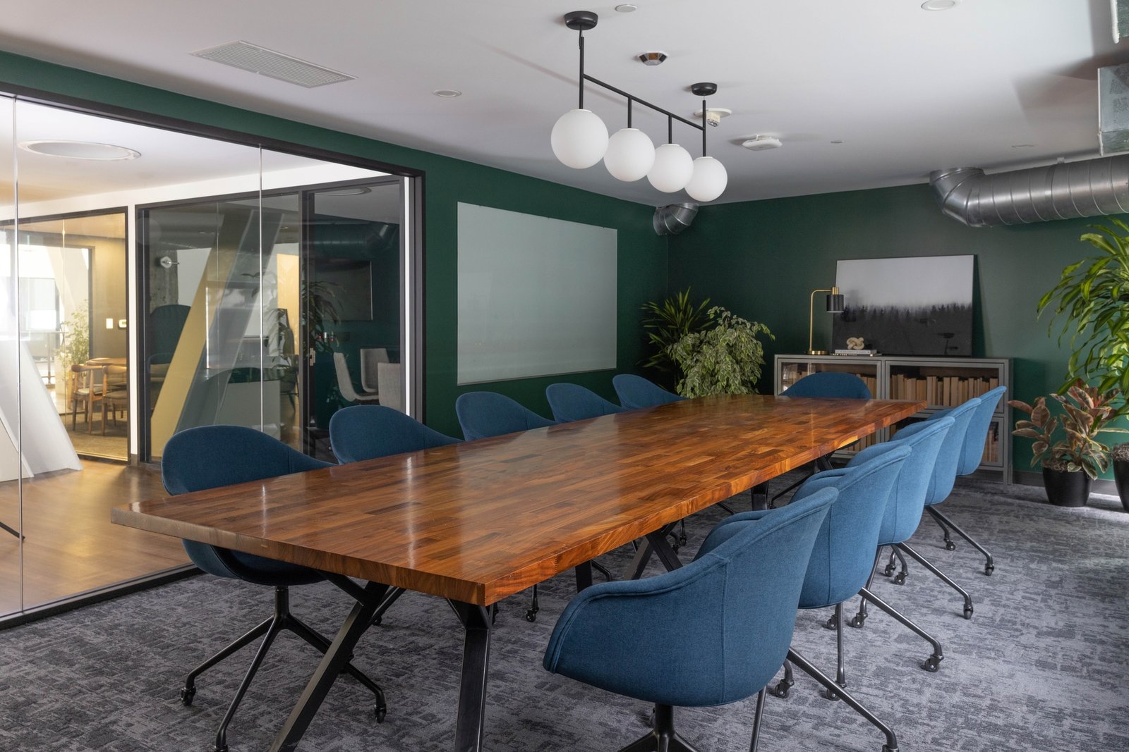 IDF Studio 的视频通信公司办公室