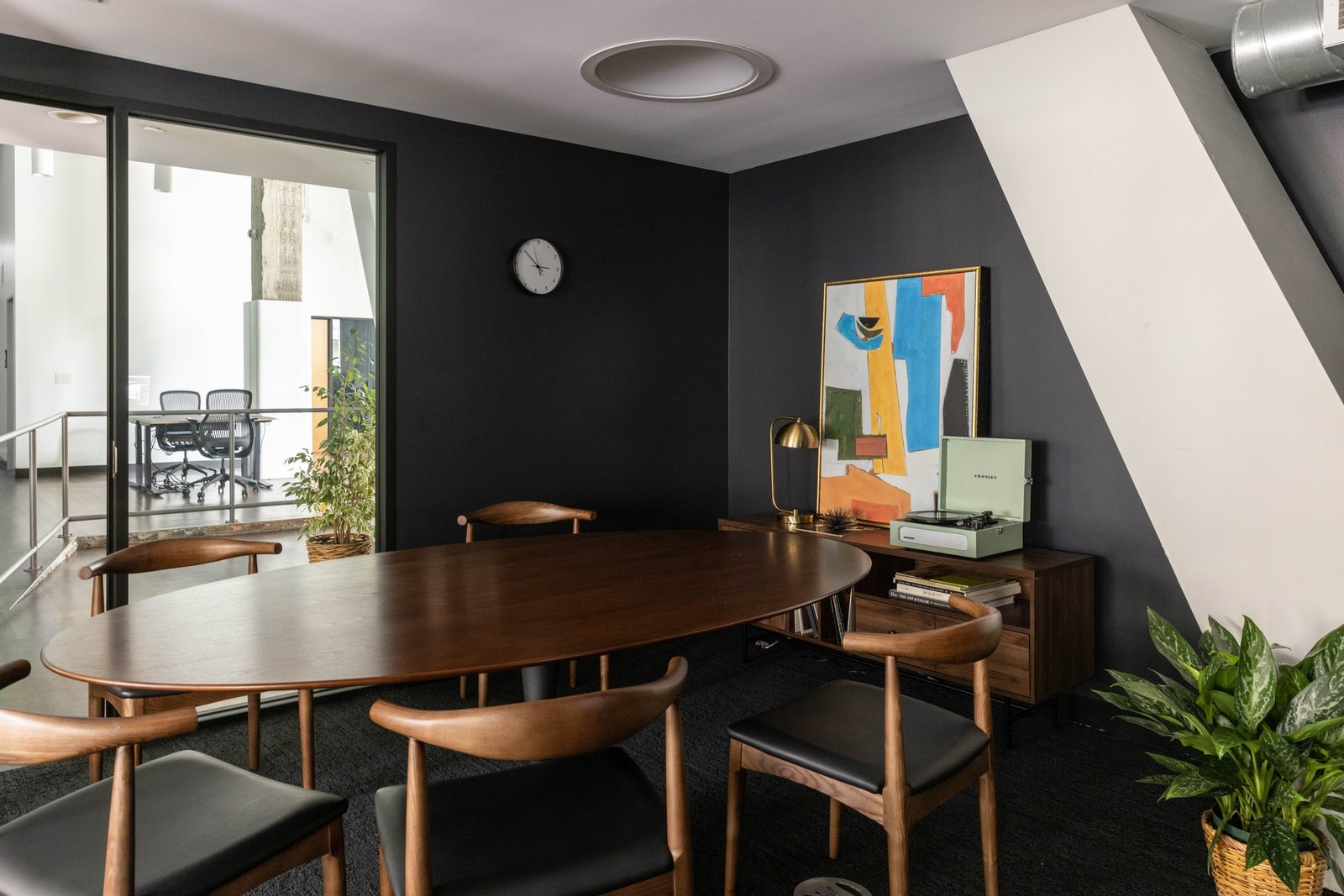 IDF Studio 的视频通信公司办公室