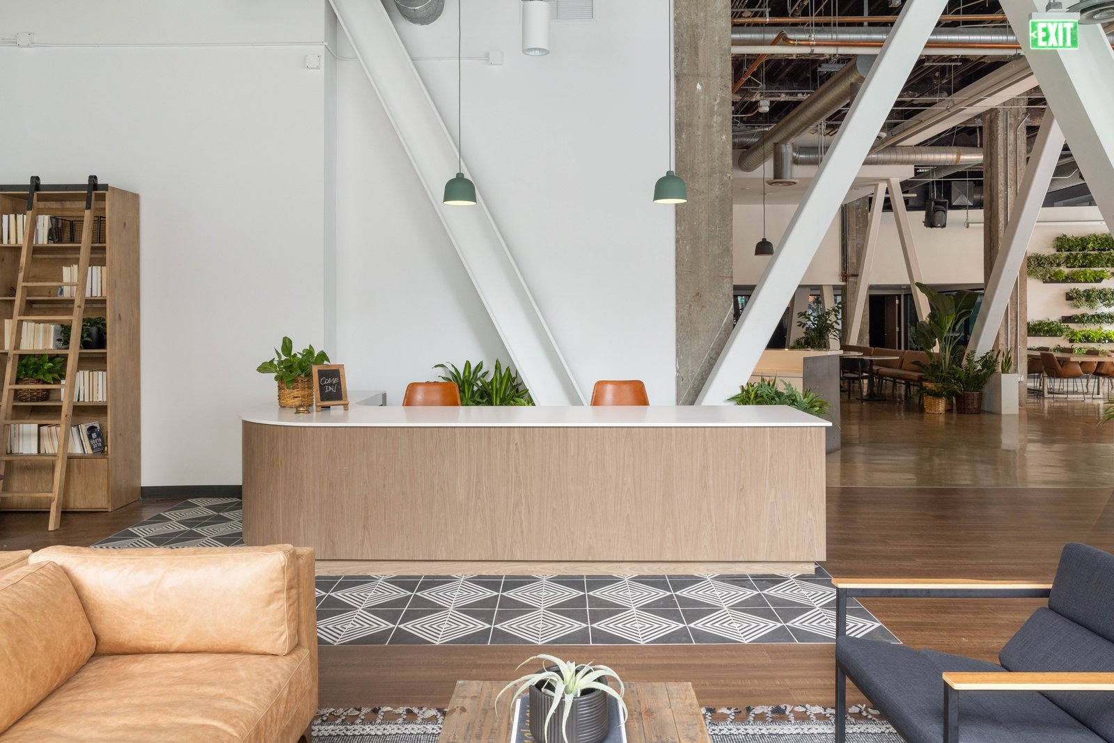 IDF Studio 的视频通信公司办公室