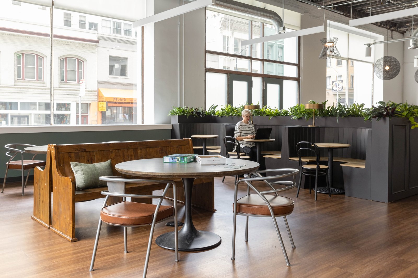 IDF Studio 的视频通信公司办公室