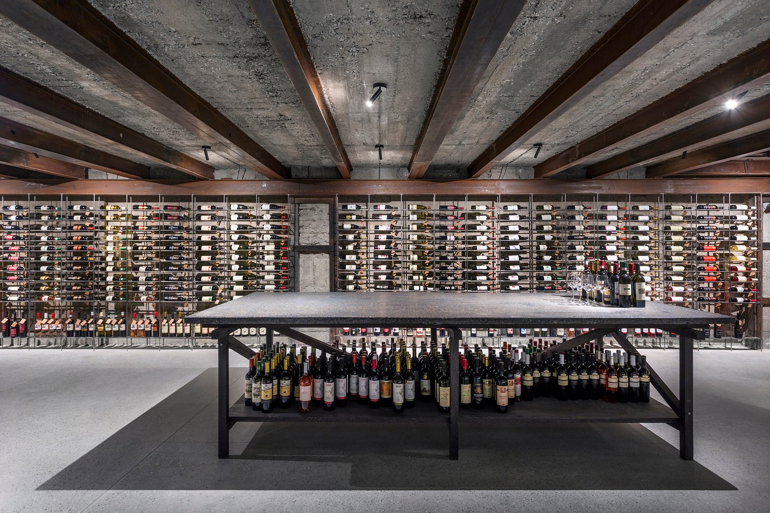 Vineria 酒窖由 NS Studio 设计