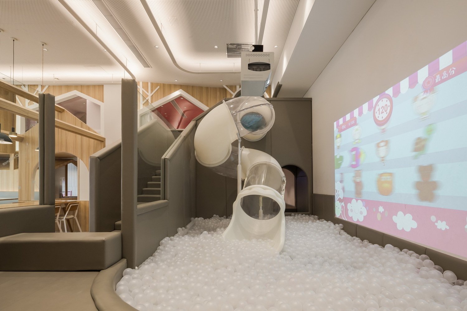 Vitaland 儿童餐厅由 Golucci Interior Architects 设计