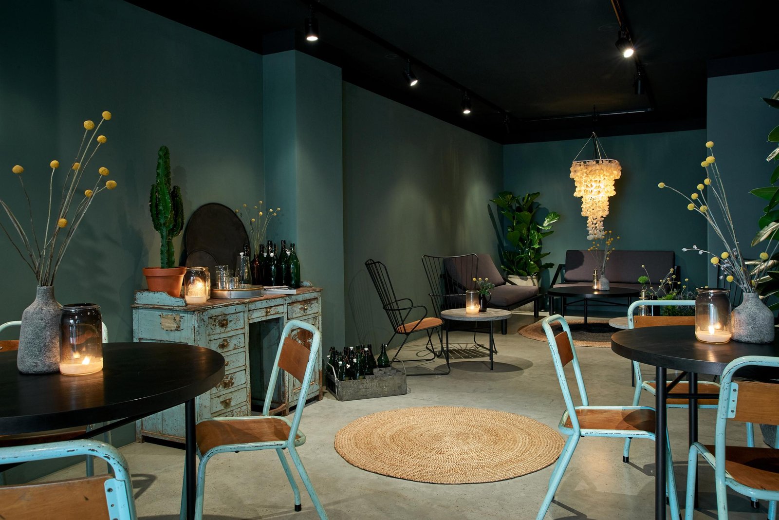 Felix Pöttinger 设计工作室将德国南部一家旧玩具店改造成一家精致的咖啡店。