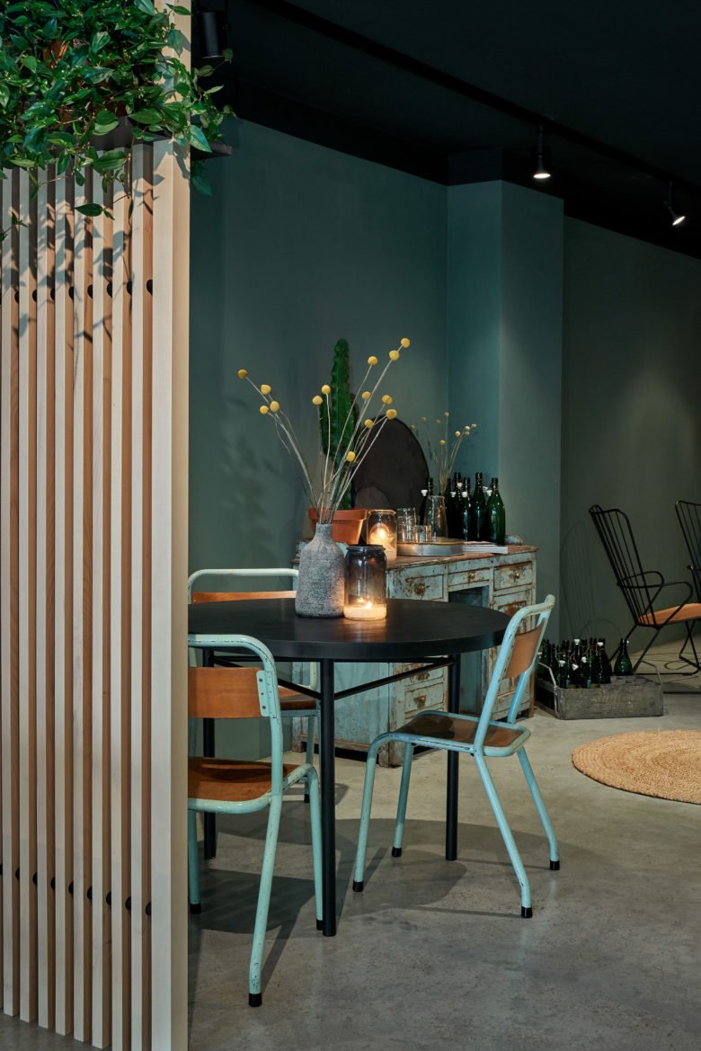 Felix Pöttinger 设计工作室将德国南部一家旧玩具店改造成一家精致的咖啡店。