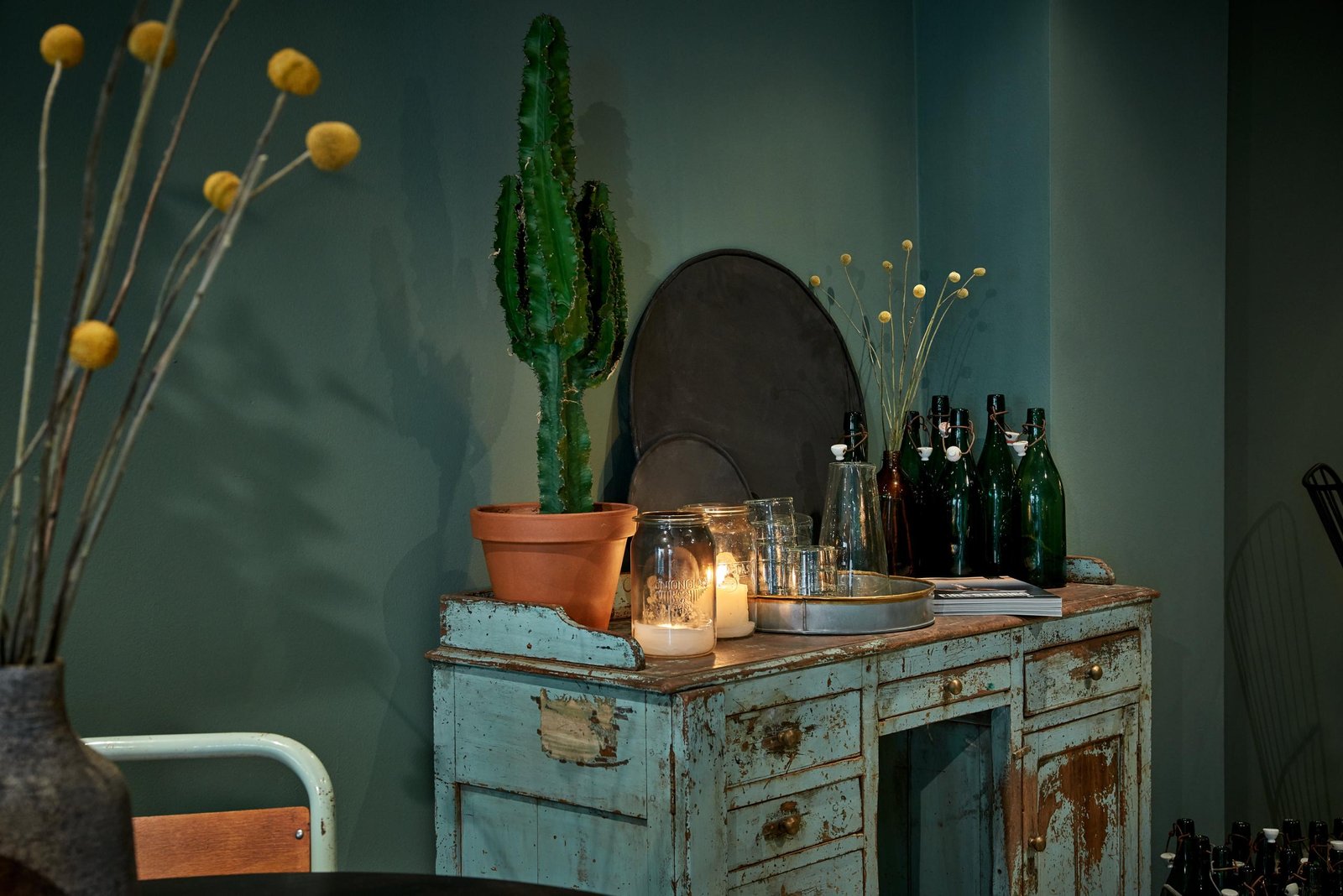 Felix Pöttinger 设计工作室将德国南部一家旧玩具店改造成一家精致的咖啡店。