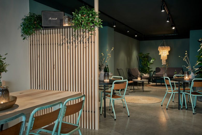 Felix Pöttinger 设计工作室将德国南部一家旧玩具店改造成一家精致的咖啡店。