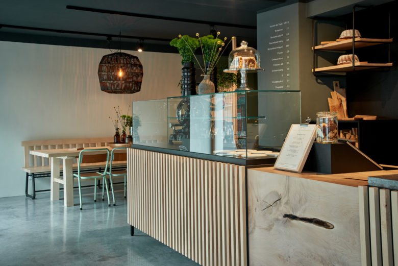 Felix Pöttinger 设计工作室将德国南部一家旧玩具店改造成一家精致的咖啡店。