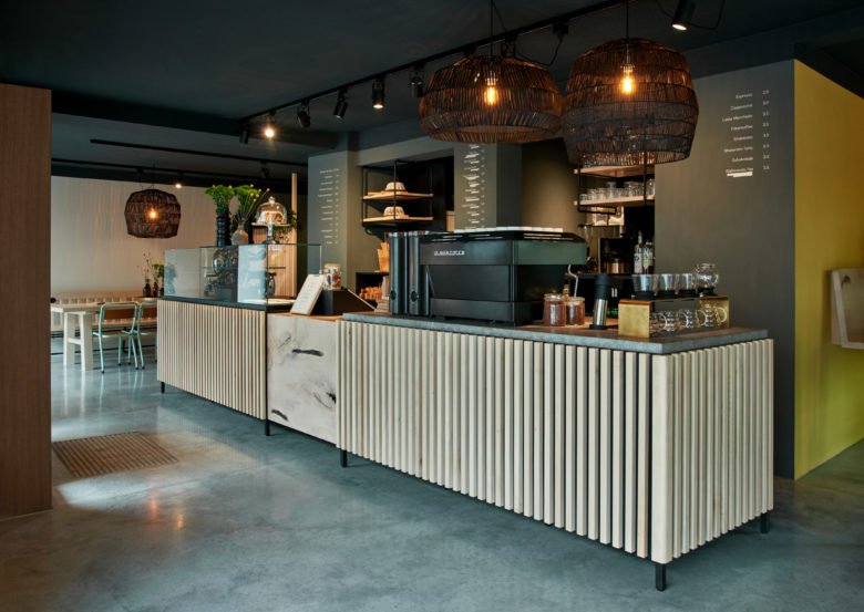 Felix Pöttinger 设计工作室将德国南部一家旧玩具店改造成一家精致的咖啡店。