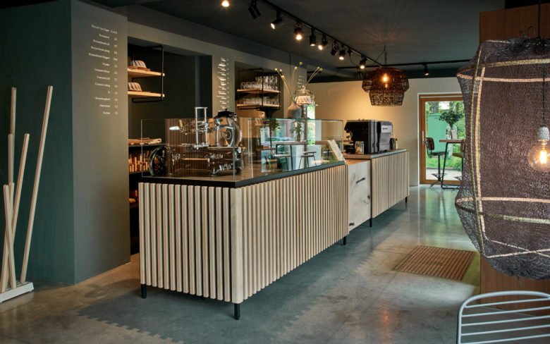 Felix Pöttinger 设计工作室将德国南部一家旧玩具店改造成一家精致的咖啡店。