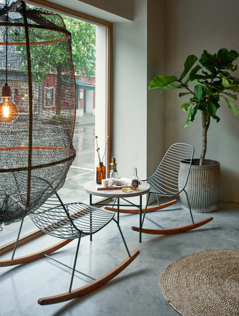 Felix Pöttinger 设计工作室将德国南部一家旧玩具店改造成一家精致的咖啡店。