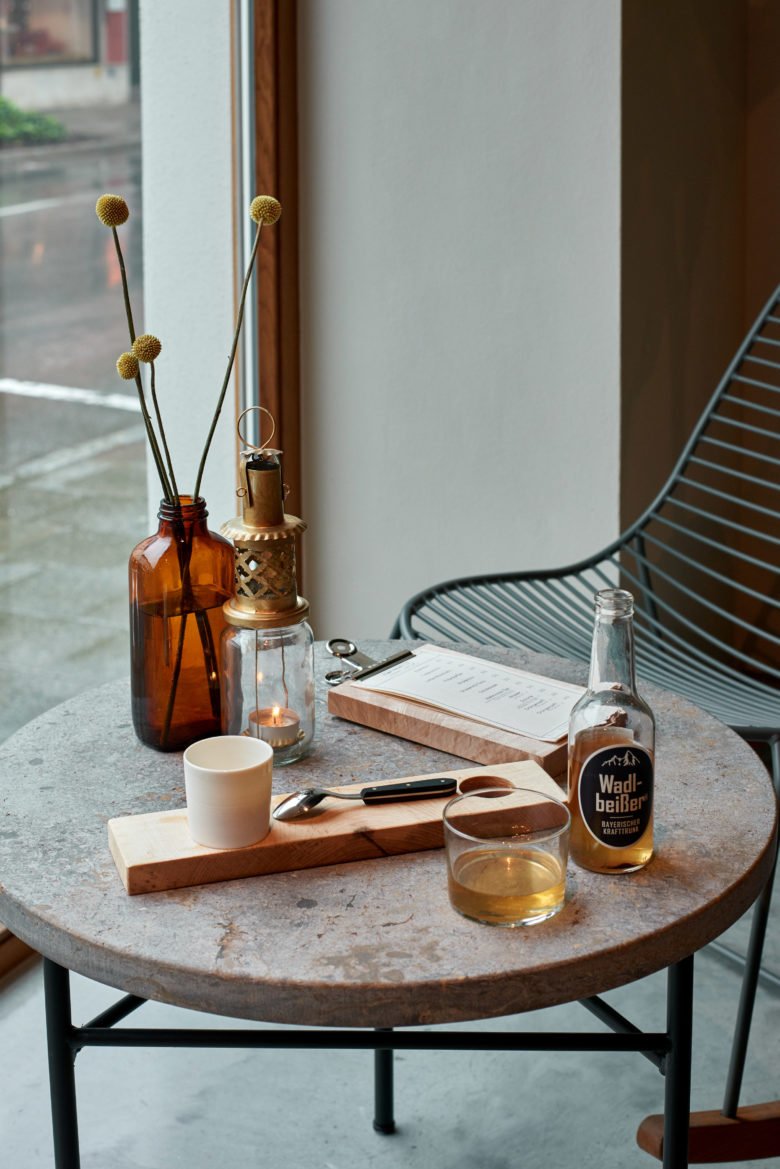 Felix Pöttinger 设计工作室将德国南部一家旧玩具店改造成一家精致的咖啡店。