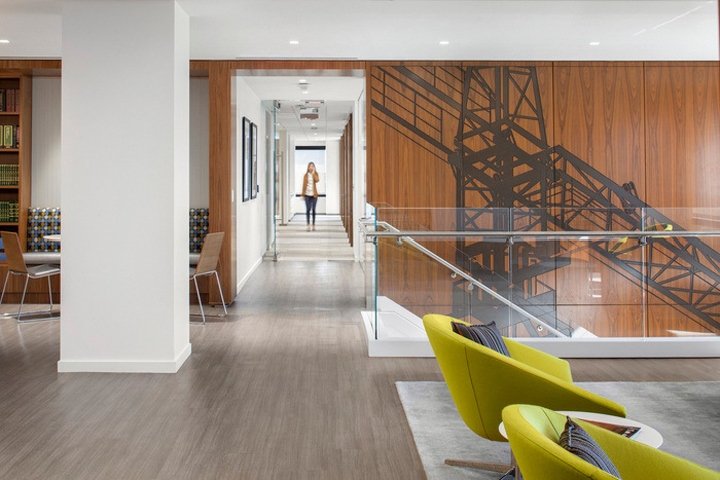 Watt Tieder Hoffar & Fitzgerald LLP 办公室，由 IA Interior Architects 设计，弗吉尼亚州麦克莱恩