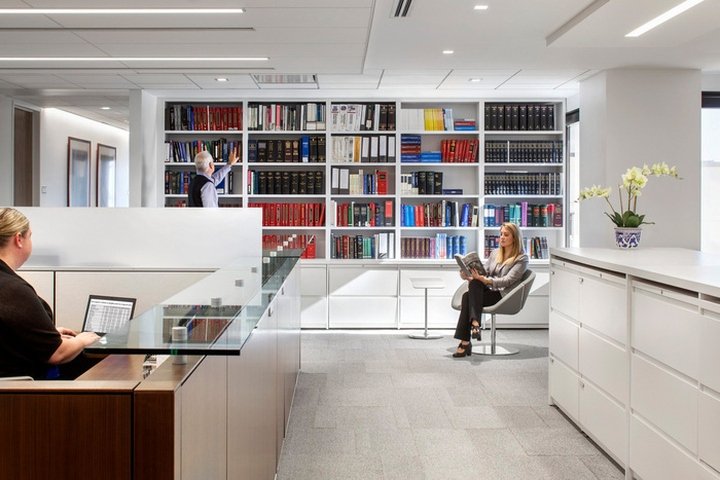 Watt Tieder Hoffar & Fitzgerald LLP 办公室，由 IA Interior Architects 设计，弗吉尼亚州麦克莱恩