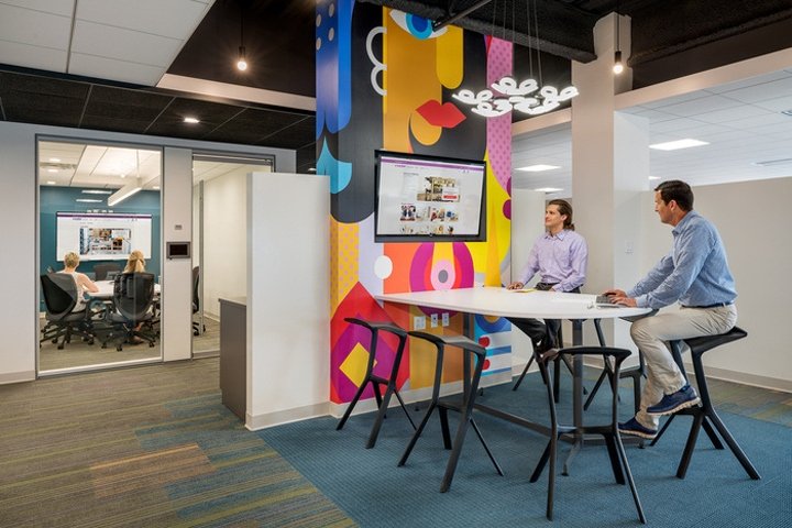 Wayfair 办公室由 McMahon Architects 设计，波士顿 – 马萨诸塞州