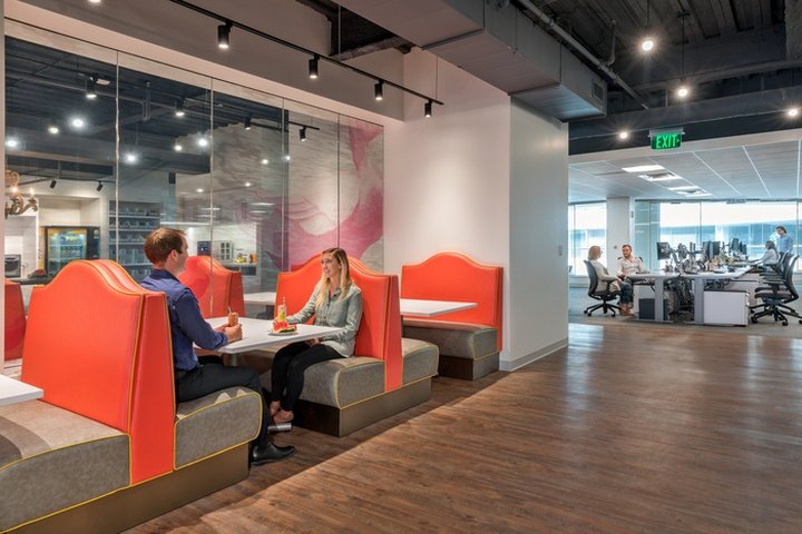 Wayfair 办公室由 McMahon Architects 设计，波士顿 – 马萨诸塞州