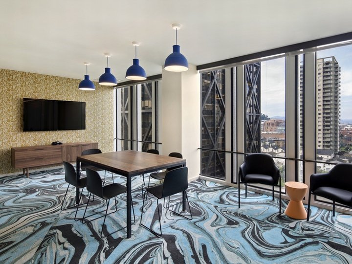 WeWork Embarcadero Center 联合办公空间，由 MSA Architecture + Design 设计，美国旧金山