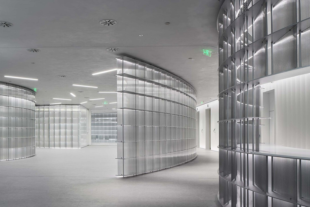 HCCH Studio 的轻型办公室的缠绕框架