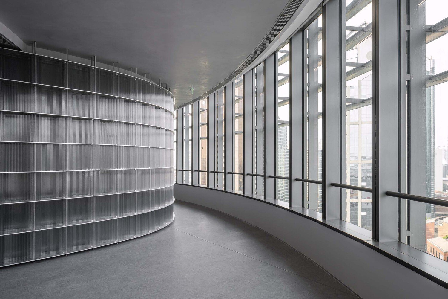 HCCH Studio 的轻型办公室的缠绕框架