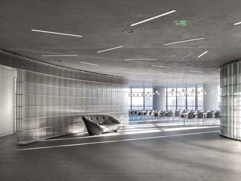 HCCH Studio 的轻型办公室的缠绕框架