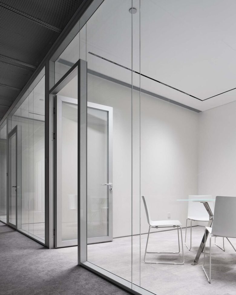 HCCH Studio 的轻型办公室的缠绕框架