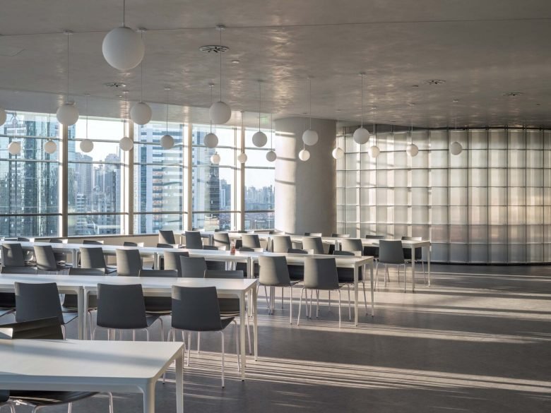 HCCH Studio 的轻型办公室的缠绕框架