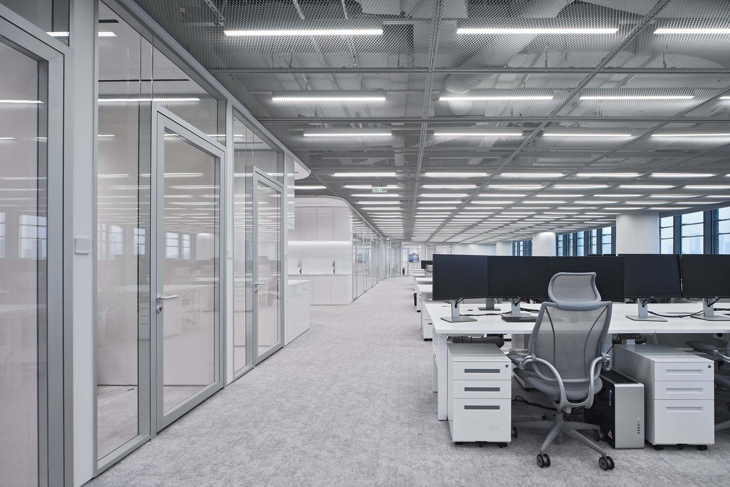 HCCH Studio 的轻型办公室的缠绕框架