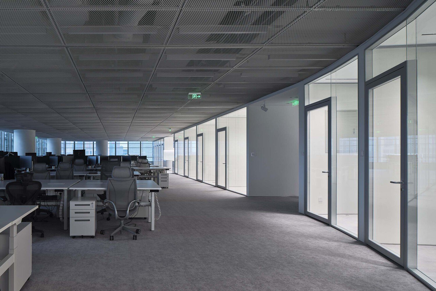 HCCH Studio 的轻型办公室的缠绕框架