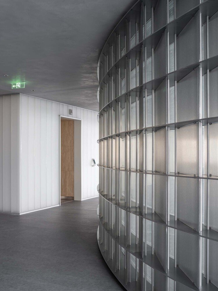 HCCH Studio 的轻型办公室的缠绕框架