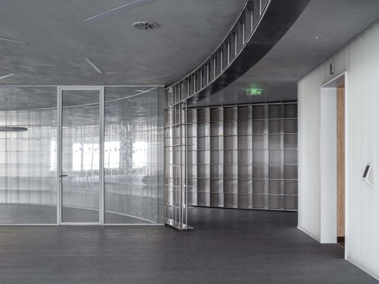 HCCH Studio 的轻型办公室的缠绕框架