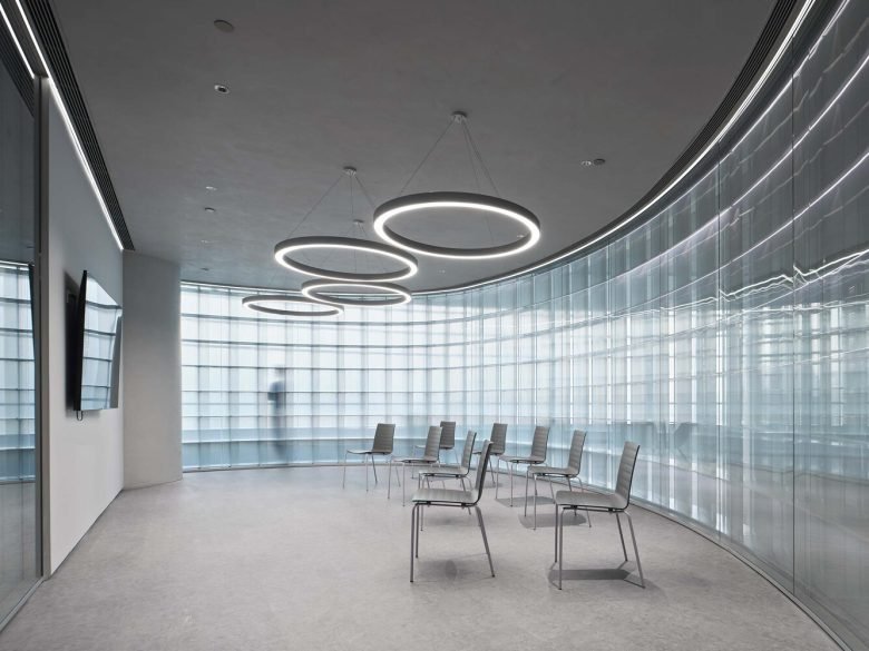 HCCH Studio 的轻型办公室的缠绕框架