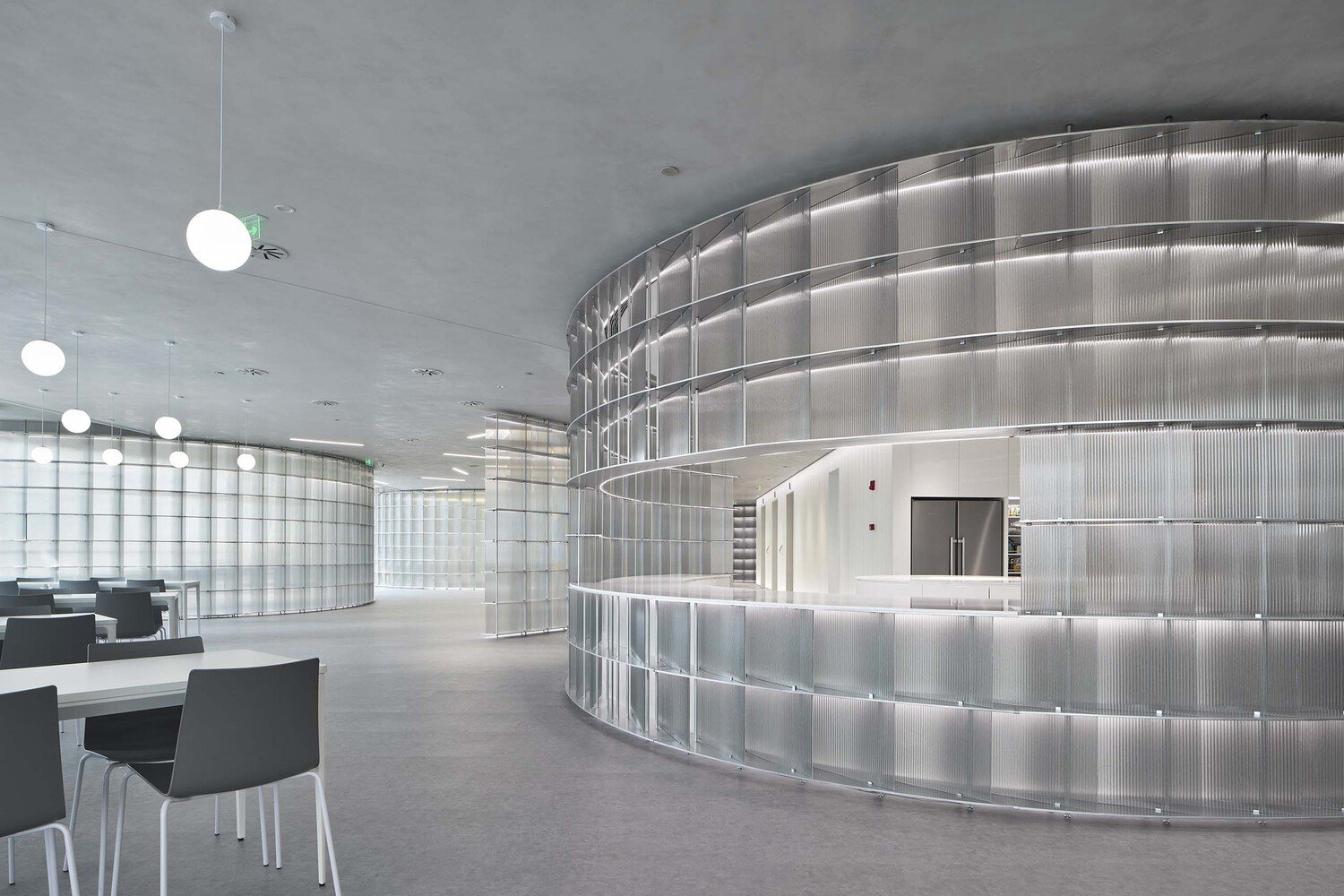 HCCH Studio 的轻型办公室的缠绕框架