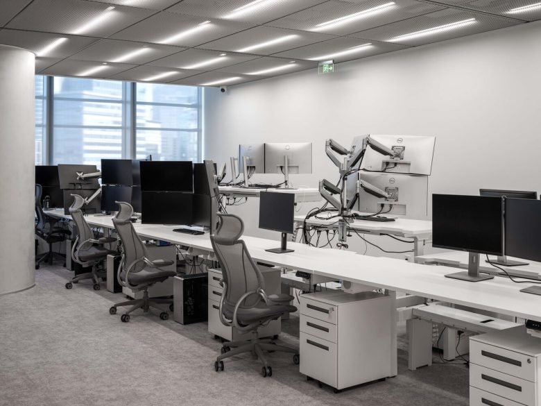 HCCH Studio 的轻型办公室的缠绕框架