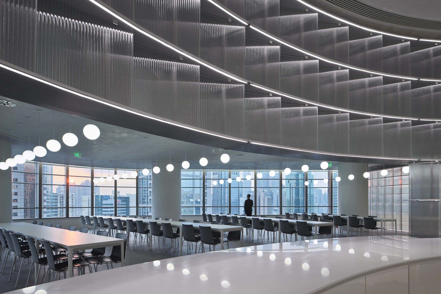 HCCH Studio 的轻型办公室的缠绕框架