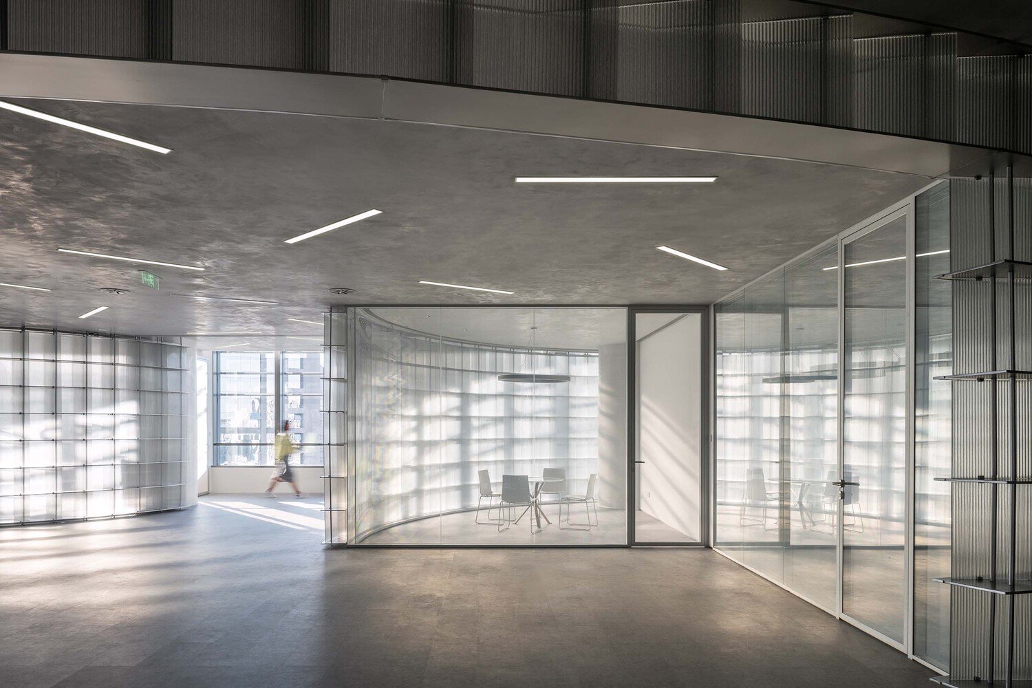 HCCH Studio 的轻型办公室的缠绕框架