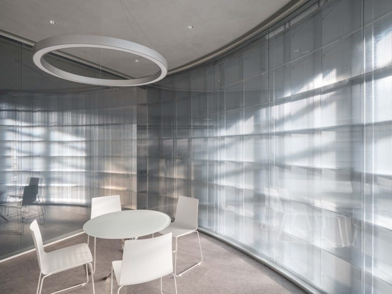 HCCH Studio 的轻型办公室的缠绕框架