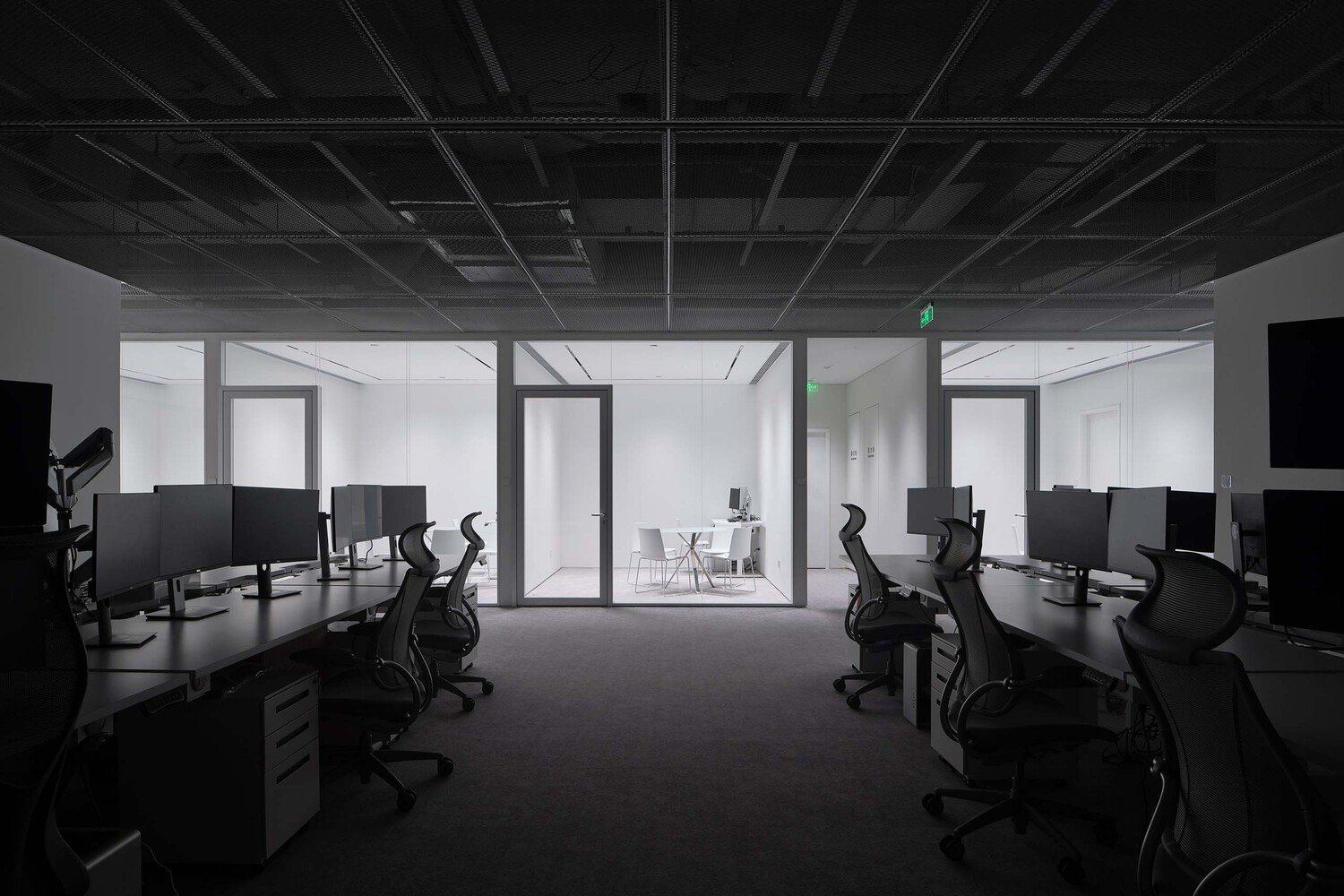 HCCH Studio 的轻型办公室的缠绕框架