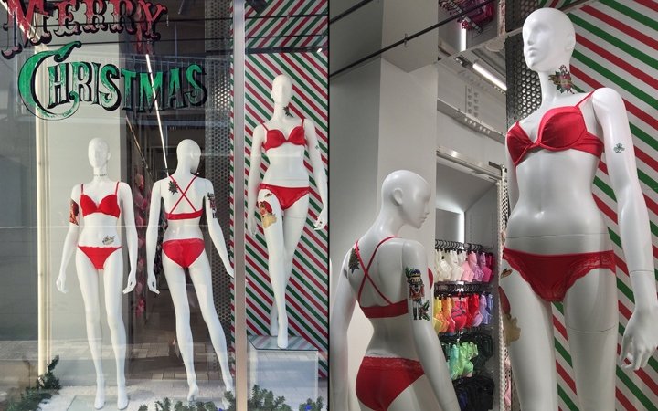 Yummy Mart 橱窗展示由 Lena Sasakura Shockley 设计，日本东京