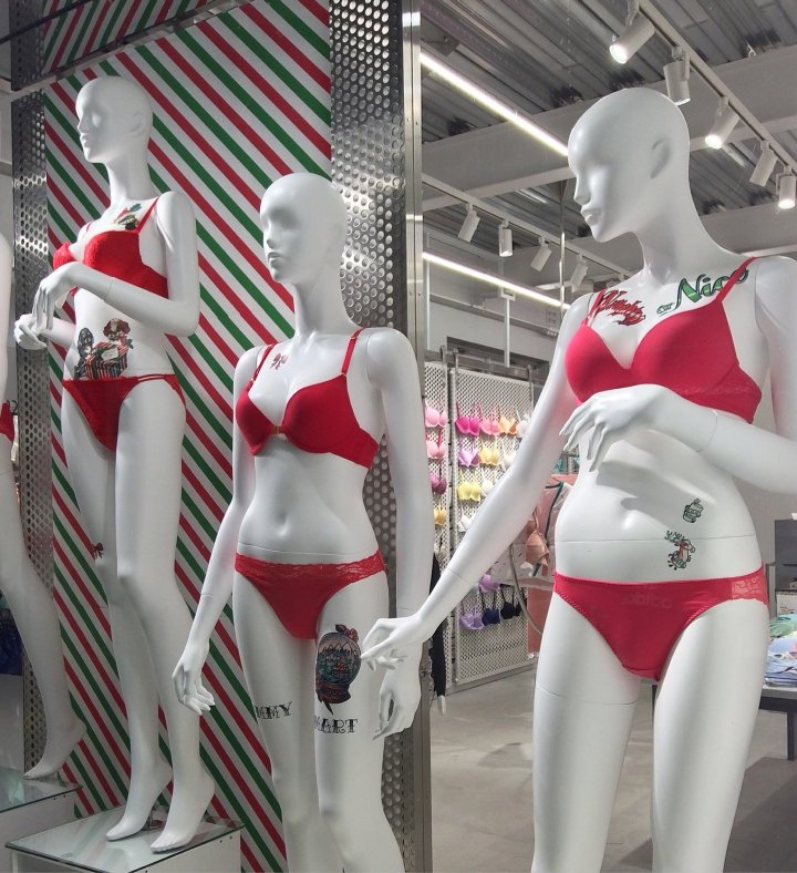 Yummy Mart 橱窗展示由 Lena Sasakura Shockley 设计，日本东京