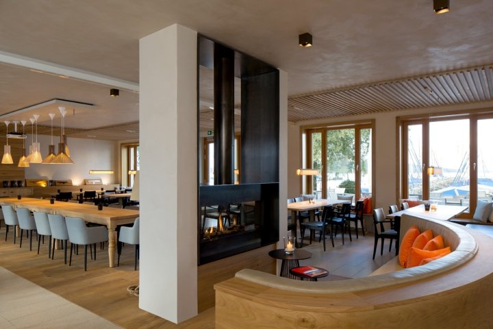 基姆湖游艇俱乐部由 Kitzig Interior Design – Architecture Group 设计，基姆湖畔普林 – 德国