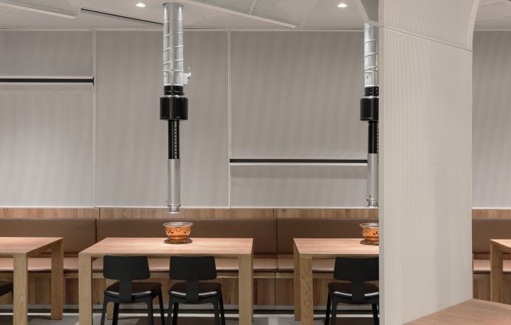 Yakiniku Master 烧烤餐厅由 Golucci Interior Architects 设计，中国苏州