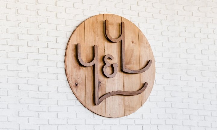 You & Yours Distilling Co. 标识，作者：Hint Creative